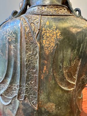 Grande sculpture en bronze laqué et doré représentant un Bodhisattva, Chine, Ming — photo 10