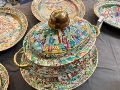 Grande service de table de 81 pièces en porcelaine de Chine famille rose de Canton, 19ème — photo 15