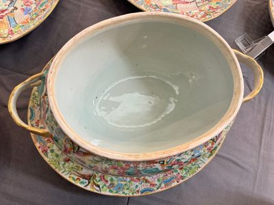 Grande service de table de 81 pièces en porcelaine de Chine famille rose de Canton, 19ème — photo 17