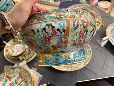 Grande service de table de 81 pièces en porcelaine de Chine famille rose de Canton, 19ème — photo 18