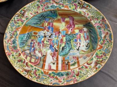 Grande service de table de 81 pièces en porcelaine de Chine famille rose de Canton, 19ème — photo 20
