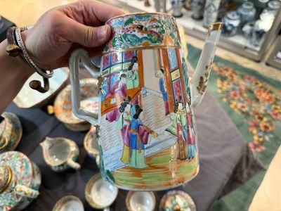 Grande service de table de 81 pièces en porcelaine de Chine famille rose de Canton, 19ème — photo 23