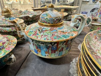 Grande service de table de 81 pièces en porcelaine de Chine famille rose de Canton, 19ème — photo 25