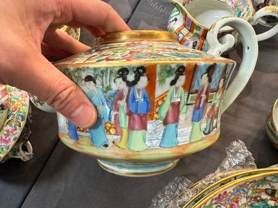 Grande service de table de 81 pièces en porcelaine de Chine famille rose de Canton, 19ème — photo 29