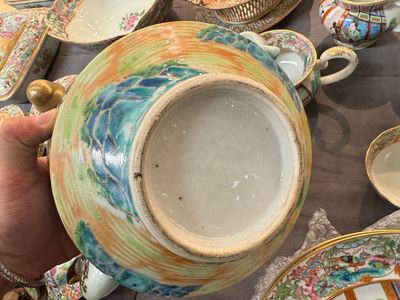 Grande service de table de 81 pièces en porcelaine de Chine famille rose de Canton, 19ème — photo 30