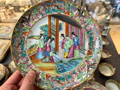 Grande service de table de 81 pièces en porcelaine de Chine famille rose de Canton, 19ème — photo 31