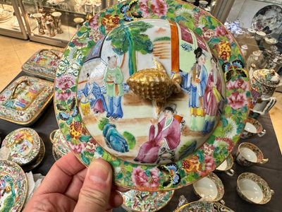 Grande service de table de 81 pièces en porcelaine de Chine famille rose de Canton, 19ème — photo 34