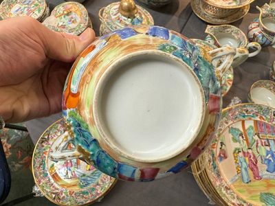 Grande service de table de 81 pièces en porcelaine de Chine famille rose de Canton, 19ème — photo 36
