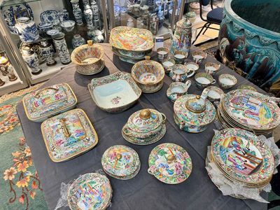 Grande service de table de 81 pièces en porcelaine de Chine famille rose de Canton, 19ème — photo 4