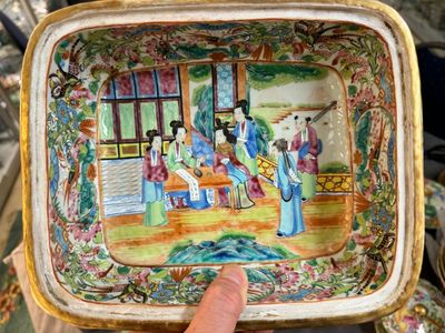 Grande service de table de 81 pièces en porcelaine de Chine famille rose de Canton, 19ème — photo 43