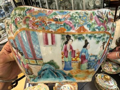 Grande service de table de 81 pièces en porcelaine de Chine famille rose de Canton, 19ème — photo 48