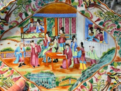 Grande service de table de 81 pièces en porcelaine de Chine famille rose de Canton, 19ème — photo 51