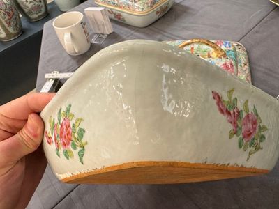Grande service de table de 81 pièces en porcelaine de Chine famille rose de Canton, 19ème — photo 68