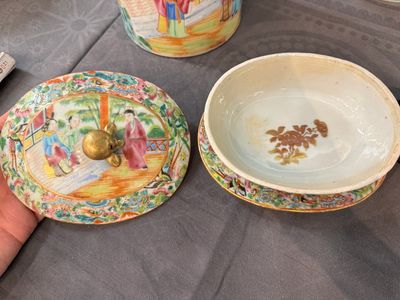 Grande service de table de 81 pièces en porcelaine de Chine famille rose de Canton, 19ème — photo 69