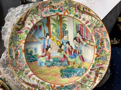 Grande service de table de 81 pièces en porcelaine de Chine famille rose de Canton, 19ème — photo 7