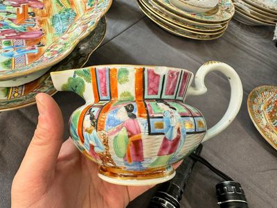 Grande service de table de 81 pièces en porcelaine de Chine famille rose de Canton, 19ème — photo 77