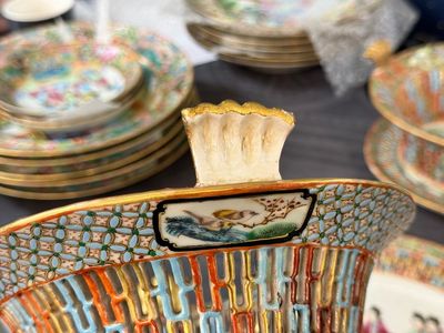 Grande service de table de 81 pièces en porcelaine de Chine famille rose de Canton, 19ème — photo 79