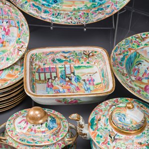 Grande service de table de 81 pièces en porcelaine de Chine famille rose de Canton, 19ème — photo 5