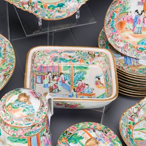 Grande service de table de 81 pièces en porcelaine de Chine famille rose de Canton, 19ème — photo 8