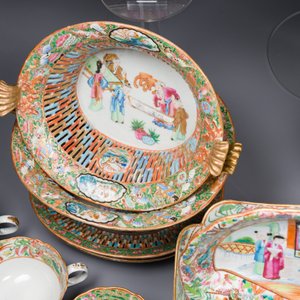 Grande service de table de 81 pièces en porcelaine de Chine famille rose de Canton, 19ème — photo 10