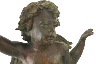 Grande statue en bronze moulé d'un putto avec "la Corne d'Abondance", env. 1900
