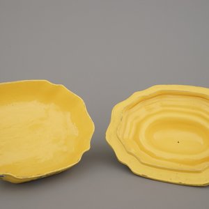 Grande terrine couverte en faïence du Sud de la France, fond jaune, décor floral, fin 18e — photo 6