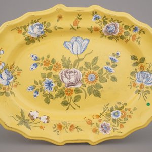 Grande terrine couverte en faïence du Sud de la France, fond jaune, décor floral, fin 18e — photo 9