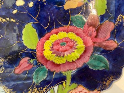 Grande terrine couverte sur son support en porcelaine de Chine famille rose à décor de feuilles de tabac, Qianlong — photo 4