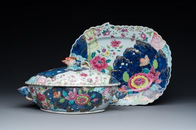Grande terrine couverte sur son support en porcelaine de Chine famille rose à décor de feuilles de tabac, Qianlong