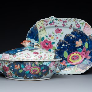 Grande terrine couverte sur son support en porcelaine de Chine famille rose à décor de feuilles de tabac, Qianlong — photo 1