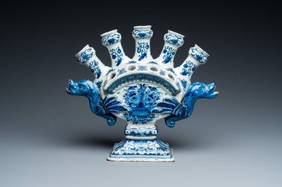 Grande tulipière en faïence de Delft en bleu et blanc à décor d'un panier fleuri, 18ème
