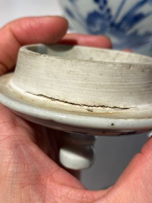Grande verseuse à vin couverte en porcelaine de Chine en bleu et blanc à décor d'une grue et de lotus, époque Transition — photo 16