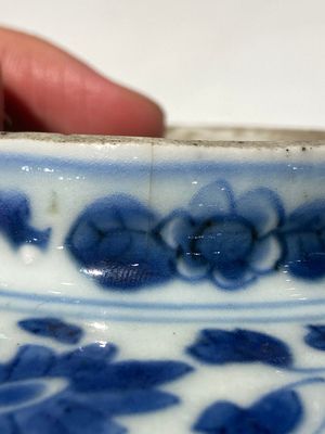 Grande verseuse à vin couverte en porcelaine de Chine en bleu et blanc à décor d'une grue et de lotus, époque Transition — photo 17