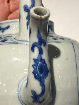 Grande verseuse à vin couverte en porcelaine de Chine en bleu et blanc à décor d'une grue et de lotus, époque Transition — photo 18