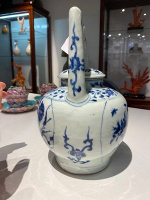 Grande verseuse à vin couverte en porcelaine de Chine en bleu et blanc à décor d'une grue et de lotus, époque Transition — photo 2