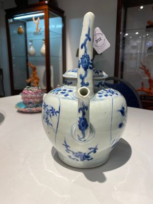 Grande verseuse à vin couverte en porcelaine de Chine en bleu et blanc à décor d'une grue et de lotus, époque Transition — photo 4