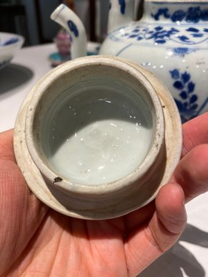 Grande verseuse à vin couverte en porcelaine de Chine en bleu et blanc à décor d'une grue et de lotus, époque Transition — photo 7