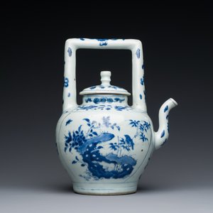 Grande verseuse à vin couverte en porcelaine de Chine en bleu et blanc à décor d'une grue et de lotus, époque Transition — photo 4