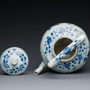 Grande verseuse à vin couverte en porcelaine de Chine en bleu et blanc à décor d'une grue et de lotus, époque Transition — photo 6