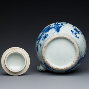 Grande verseuse à vin couverte en porcelaine de Chine en bleu et blanc à décor d'une grue et de lotus, époque Transition — photo 7