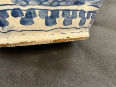 Grande verseuse en faïence de Delft en bleu et blanc au couvercle en étain, 17ème — photo 1