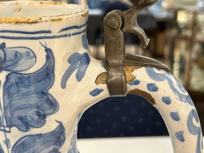 Grande verseuse en faïence de Delft en bleu et blanc au couvercle en étain, 17ème — photo 7