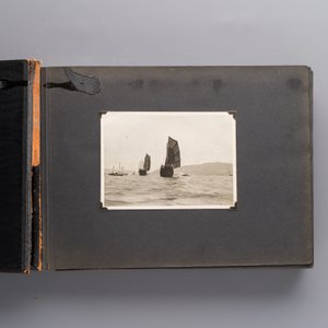 (Graphic content!) A photo album with views of China and Southeast Asia, incl. French military presence, wartime scenes and executions, 20th C. — photo 2