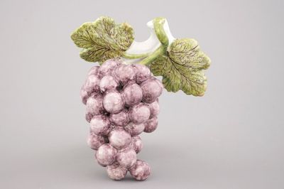 Grappe de raisins en faïence polychrome de Delft, 18e