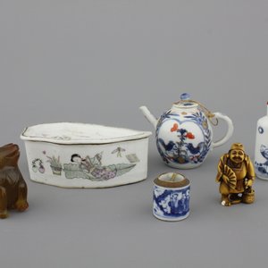 Groep Chinees porselein: theepot, krekeldoos en blauw en wit snuifflesje, 18e-20e eeuw — foto 1