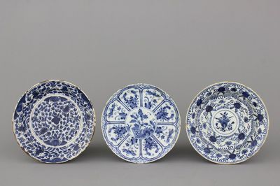 Groep van 3 blauw en witte Delftse borden, 18e eeuw