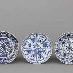 Groep van 3 blauw en witte Delftse borden, 18e eeuw — foto 1