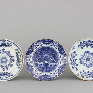 Groep van 3 blauw en witte Delftse borden, 18e eeuw — foto 1