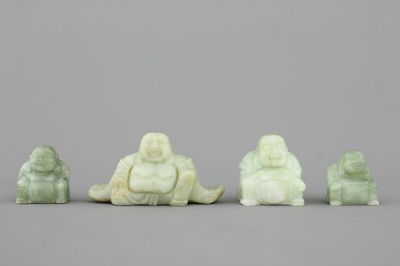 Groep van 4 Chinese boeddhafiguren gegraveerd in hardsteen, 20e eeuw
