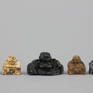 Groep van 5 Chinese boeddhafiguren gegraveerd in hardsteen, 20e eeuw — foto 1